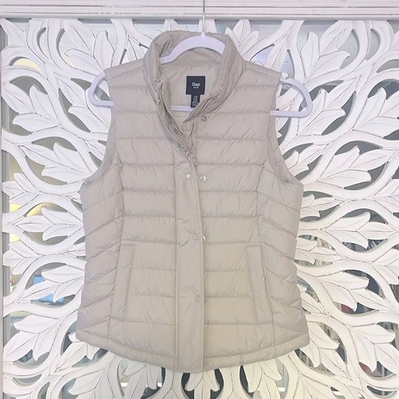 GAP Jackets & Blazers - 💗HP💗 👡⚪️☕️ Gap Tan Puffer Vest